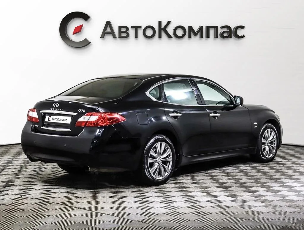 Infiniti Q70