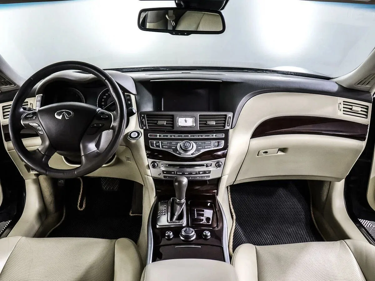 Infiniti Q70