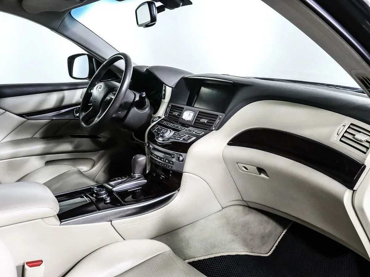Infiniti Q70