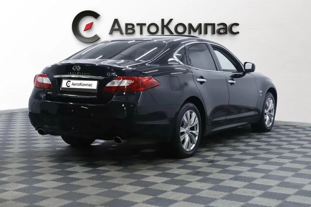 Infiniti Q70