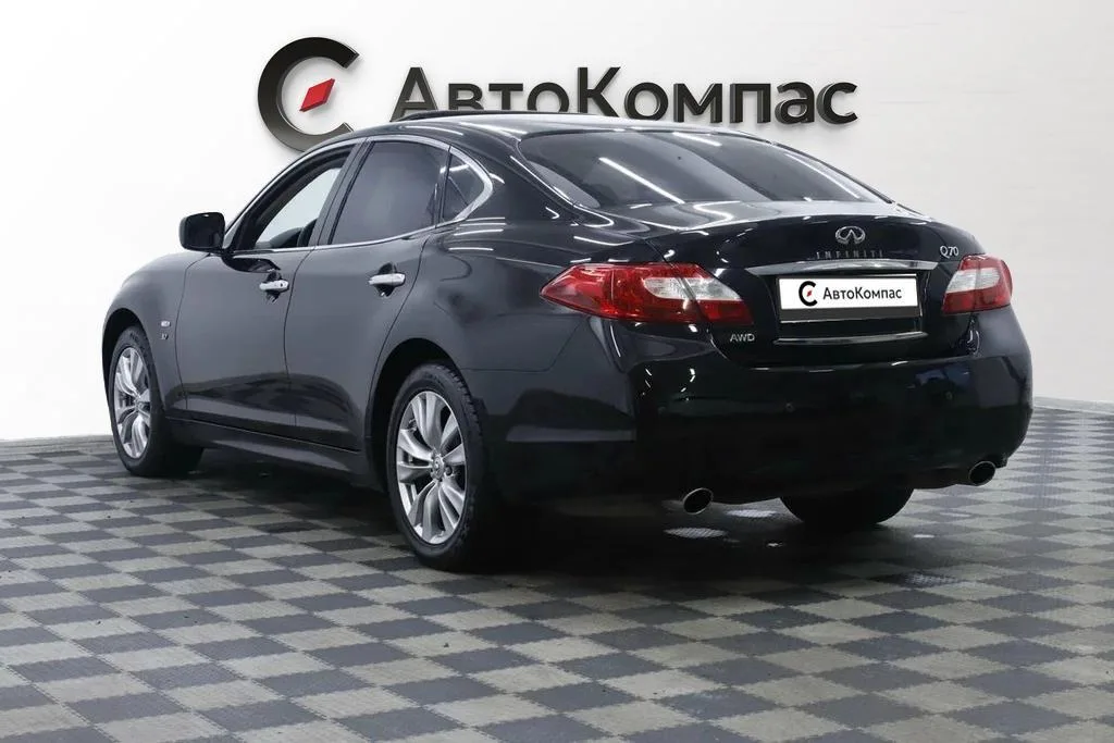 Infiniti Q70