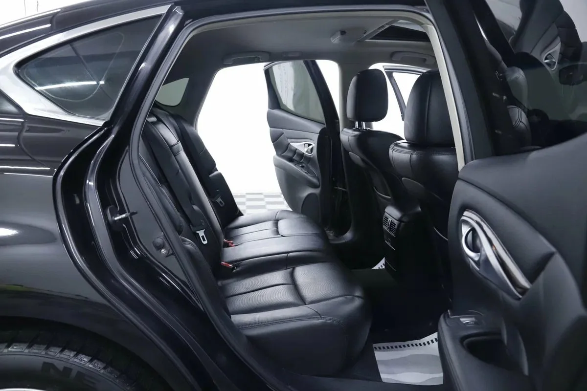 Infiniti Q70